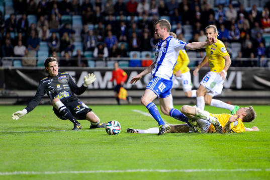 IFK Göteborgs Jakob Johansson fälls i straffområdet och