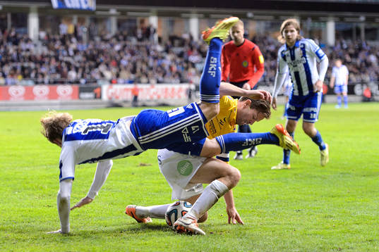Falkenbergs David Svensson kastar omkull IFK Göteborgs Sam