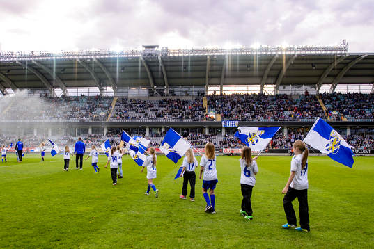 Knattar med flaggor innan fotbollsmatchen i Allsvenskan
