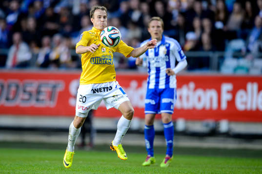 Falkenbergs Calle Wede tar ner bollen på bröstet