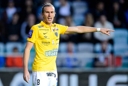 Falkenbergs Tobias Carlsson pekar
