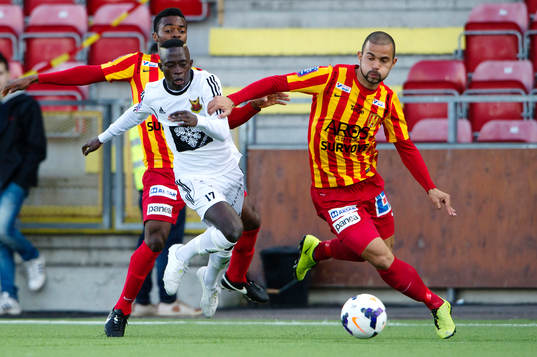 Syrianskas Success Chimankpa Nwosu (tv) och Diego Brum