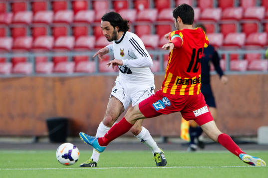 Syrianskas Rabi Elia  (th) försöker stoppa Östersunds