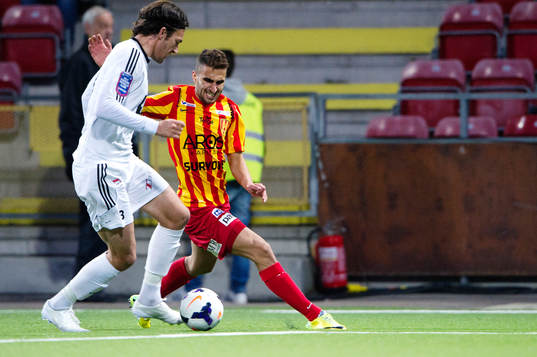 Östersunds Luka Peric i kamp mot Syrianskas Charbel George
