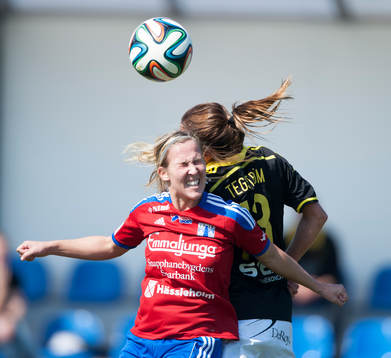 Vittsjös Sandra Adolfsson nickduellerar med AIK Madeleine