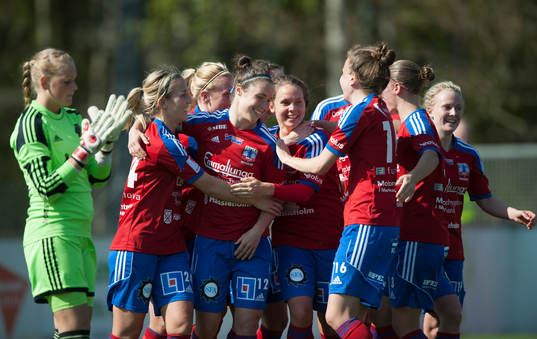Vittsjös Sofie Andersson har gjort 2-0 och grattas i