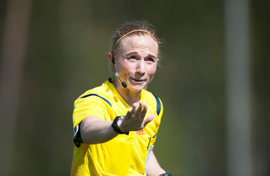 Domaren Linn Andersson i matchen i damallsvenskan mellan