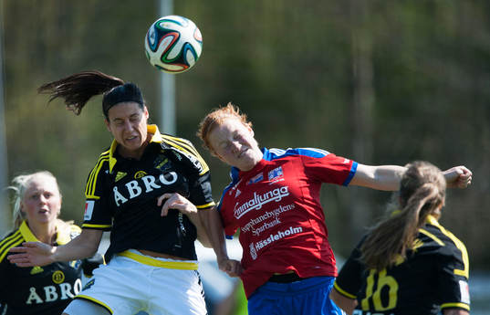 Vittsjös Sanna Svensson nickduellerar i matchen i