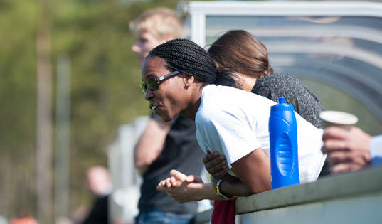 Vittsjös skadade Ifeoma Dieke och bakom tränaren Simon