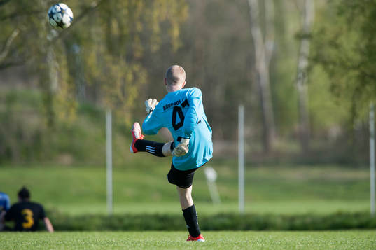 Målvakt sparkar ut bollen i matchen i juniorallsvenskan