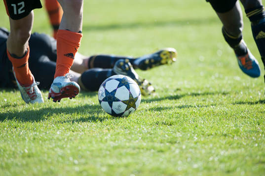Spelare undviker glidtackling i matchen i juniorallsvenskan