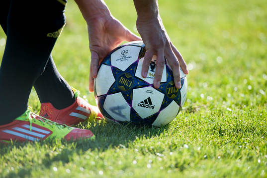 Bollen läggs tillröra för frispark i matchen i