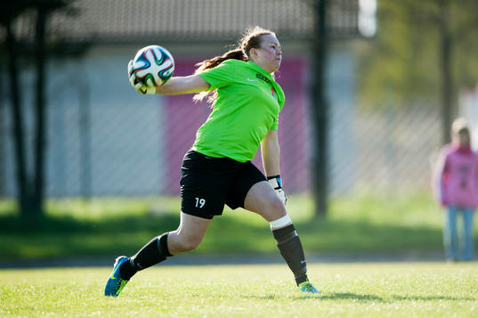 Målvakt kastar in bollen i matchen i damernas division 1