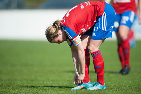 Vittsjös Sofie Andersson knyter skorna  i matchen i