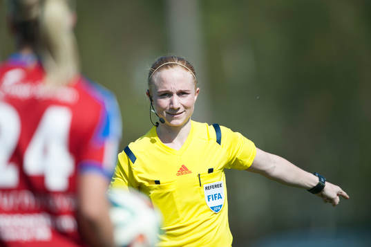 Domaren Linn Andersson i matchen i damallsvenskan mellan