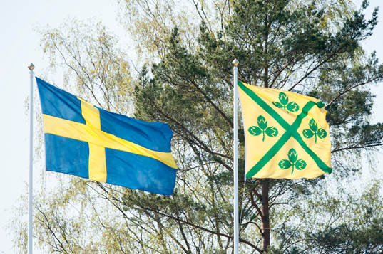 Sveriges och Hässleholms kommunflagga i matchen i