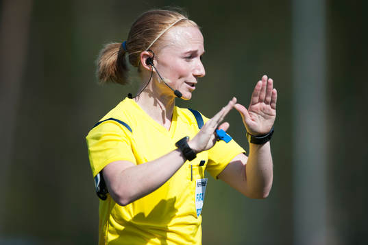 Domaren Linn Andersson i matchen i damallsvenskan mellan
