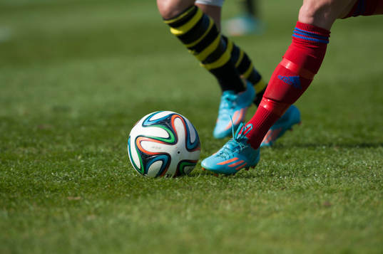 Kamp om bollen i matchen i damallsvenskan mellan Vittsjö