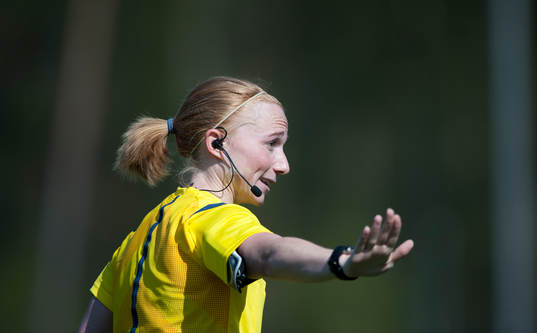 Domaren Linn Andersson i matchen i damallsvenskan mellan