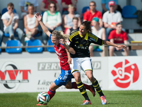 Vittsjös Kirsty Yallop tacklas  i matchen i damallsvenskan
