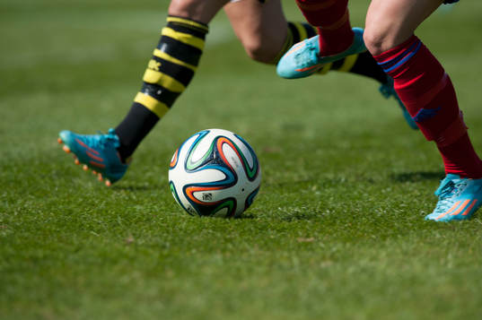 Kamp om bollen i matchen i damallsvenskan mellan Vittsjö