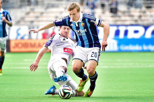 Djurgårdens Simon Tibbling fälls av Brommapojkarnas