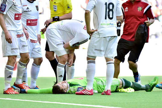 Brommapojkarnas målvakt Ivo Vazgec skadas och blir