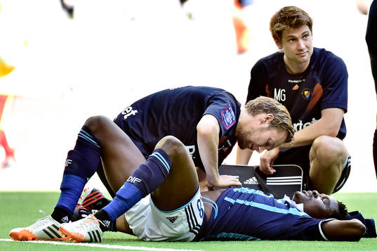 Djurgårdens Daniel Amartey skadas och blir liggande på