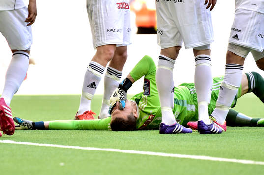 Brommapojkarnas målvakt Ivo Vazgec ligger kvar på planen