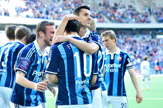 Djurgårdens Erton Fejzullahu kramas om