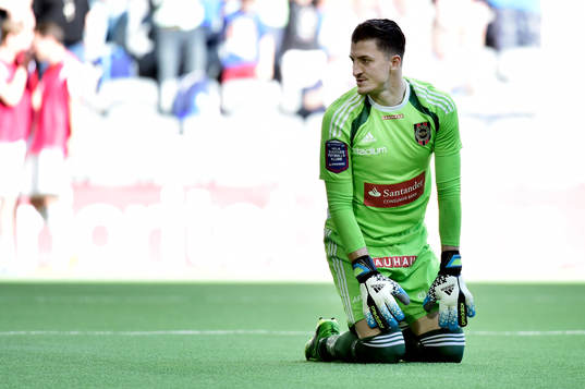 Brommapojkarnas målvakt Ivo Vazgec deppar