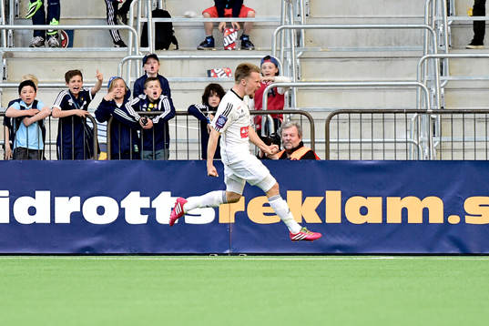 Brommapojkarnas Jacob Une Larsson jublar