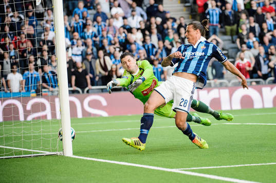 Brommapojkarnas målvakt Ivo Vazgec och Djurgårdens