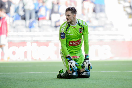 Brommapojkarnas målvakt Ivo Vazgec deppar