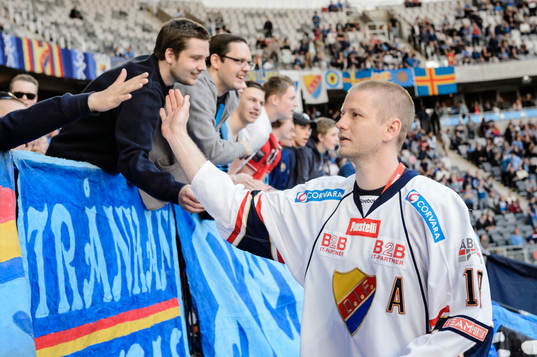 Djurgårdens hockeyspelare Michael Holmqvist hyllas av
