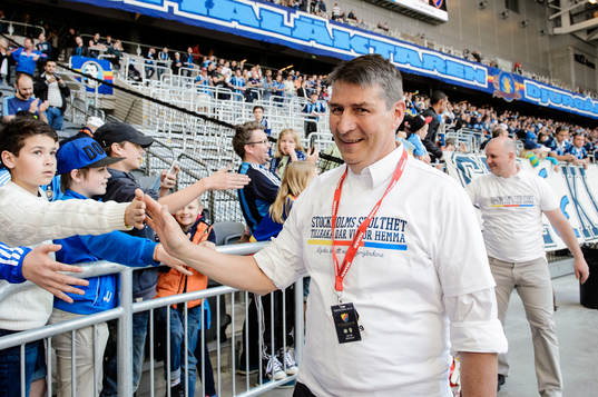Djurgårdens hockeytränare Hans Särkijärvi hyllas av