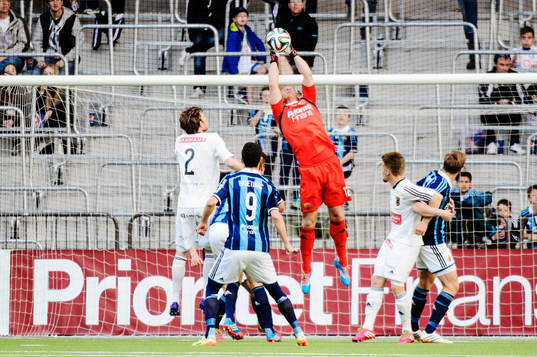 Djurgårdens målvakt Kenneth Høie räddar bollen