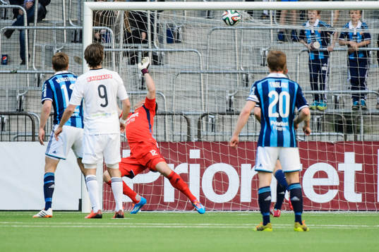 Brommapojkarnas Jacob Une Larsson (ej i bild) gör 2-2