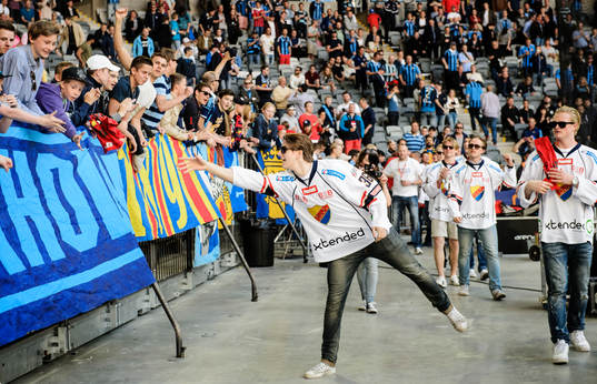 Djurgårdens hockeyspelare hyllas av publiken