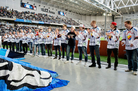 Djurgårdens hockeyspelare hyllas av publiken