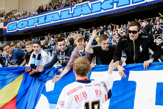 Djurgårdens hockeyspelare hyllas av publiken