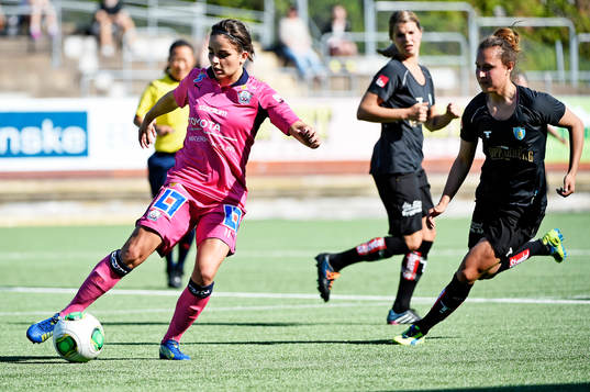 Linköpings Renee Slegers jagas av Göteborgs Catrine