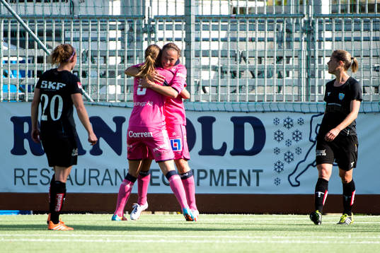 Linköpings Mariann Gajhede Knudsen gör 1-0 och jublar med