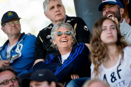Sveriges Förbundskapten Pia Sundhage på läktaren