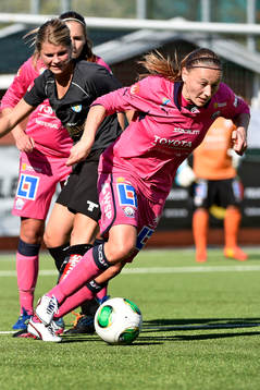 Linköpings Mariann Gajhede i kamp om bollen med Göteborgs