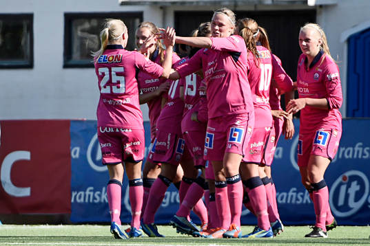 Linköpings spelare firar 1-0 genom Mariann Gajhede