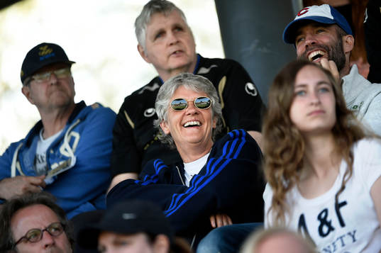 Sveriges förbundskapten Pia Sundhage på läktaren