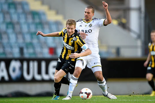 s Panajotis Dimitriadis trycker till Häckens Simon