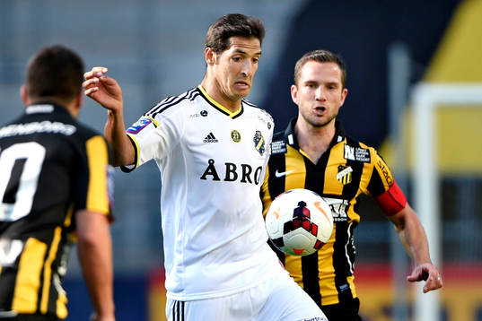 s Celso Borges jagas av Häckens Martin Ericsson