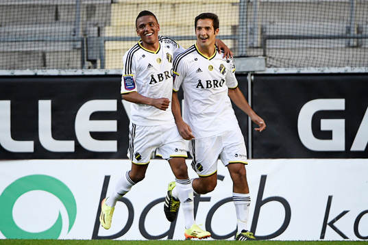 s Celso Borges (th) jublar med Niclas Eliasson